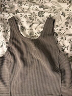 Lululemon softstreme crop tank ribbed size 8 in brown